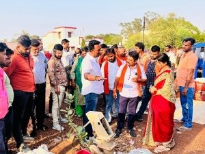 पटरी पार बुधवारी बाजार में महापौर अलका बाघमार ने किया निरीक्षण: कहाँ बाजार में पानी,प्रकाश व्यवस्था सहित अन्य सुविधाओं में होगा सुधार: