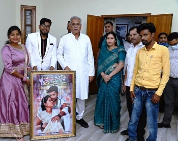 मुख्यमंत्री ने किया छत्तीसगढ़ी फिल्म रंगरंगीले के पोस्टर का विमोचन