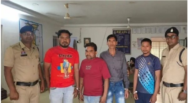 आईटीआई ग्राउंड के पास एसीसीयू व खुर्सीपार पुलिस की संयुक्त कार्रवाई, फ रार आरोपियों की तलाश जारी