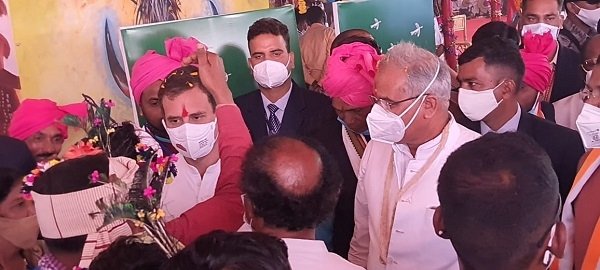 सांसद  राहुल गांधी के साईंस कॉलेज स्थित मुख्य कार्यक्रम स्थल में आदिवासी समाज के लोगों से मुलाकात की