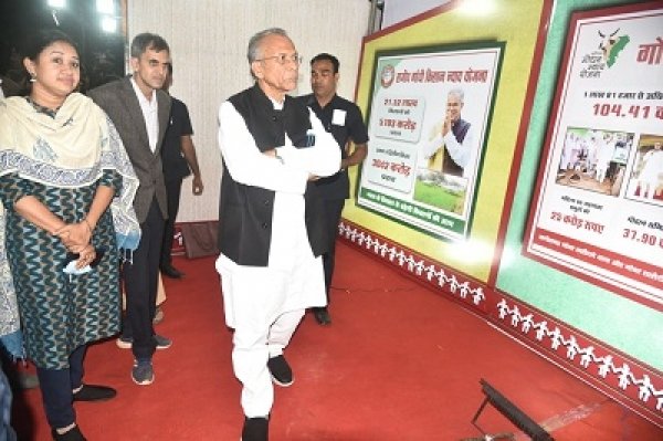 शासन के 3 वर्ष पूरे होने के अवसर पर राजेंद्र पार्क में लगाई गई प्रदर्शनी