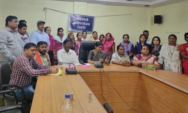 पीएम आवास पाकर खिल उठे चेहरे, 18 हितग्राहियों को लाटरी से किया आवंटन
