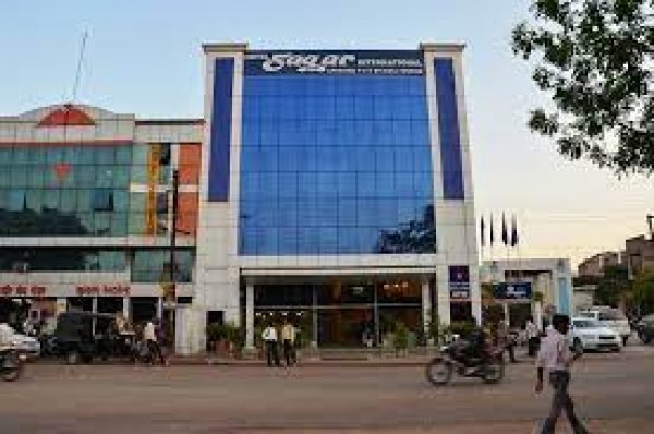 दुर्ग शहर के सबसे व्हीआईपी सागर होटल मे चला लाखो का जुआ, पुलिस ने की कार्यवाही