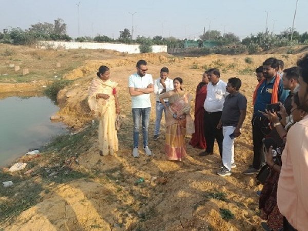 ठगड़ा बांध का पानी बाहर खाली करवाने की शिकायत पर स्थल निरीक्षण करने पहुंची महापौर