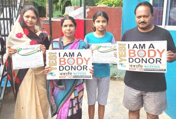साहू दंपत्ति ने देहदान की घोषणा कर वसीयत नव दृष्टि फाउंडेशन के सदस्यों को सौंपी..