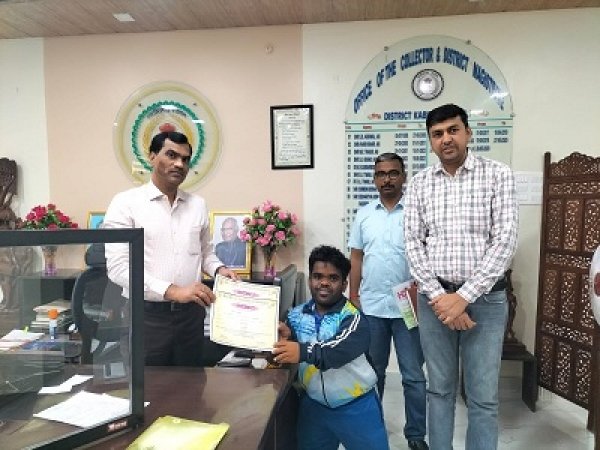 कलेक्टर  रमेश कुमार शर्मा ने कबीरधाम जिले के दिव्यांग खिलाडी देव सिंह सहित 5 खिलाडिय़ों को किया सम्मानित