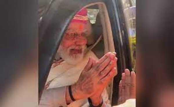 काशी विश्वनाथ जाते तंग गली में PM मोदी ने रुकवाई कार, स्थानीय लोगों से पहनी पगड़ी,