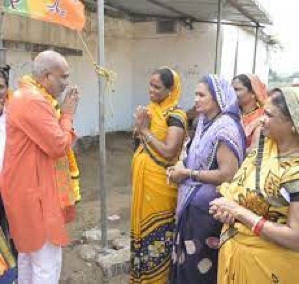 भाजपा प्रत्याशी ललित चंद्राकार व चुनाव संचालक प्रीतपाल बेलचंदन आभार,धन्यवाद देने कार्यकर्ताओ के बीच पहुंचे