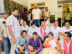 धीरज बाकलीवाल के नेतृत्व में कांग्रेस का जनहित प्रदर्शन: अत्यधिक ई-चालान और बढ़े परिवहन शुल्क के खिलाफ सौंपा ज्ञापन