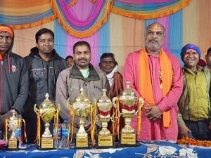 कबड्डी प्रतियोगिता में ललित चंद्राकर ने विजेताओं को ट्रॉफी और पुरस्कार से किया सम्मानित
