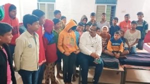 आदिवासी छात्रों के बीच पंहुचे तहसीलदार गुप्ता