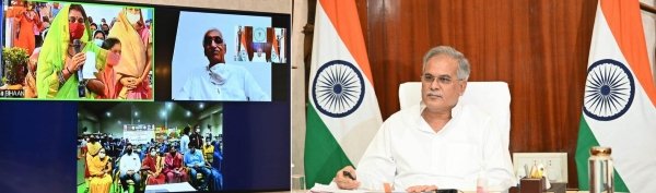 मुख्यमंत्री बघेल ने ग्राम टेमरी में बिहान केफेटेरिया तथा बिहान बाजार और सेरीखेड़ी में कल्पतरू मल्टीयूटिलिटी सेंटर का किया ई-लोकार्पण