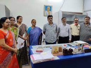 निगमायुक्त प्रकाश सर्वे ने पांच कर्मचारियों को दी पदोन्नति