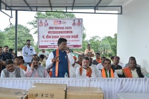 सेवा पखवाड़े के तहत चित्रकोट मांदर में बाढ़ पीड़ितों को राहत सामग्री वितरित