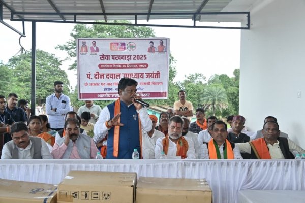 सेवा पखवाड़े के तहत चित्रकोट मांदर में बाढ़ पीड़ितों को राहत सामग्री वितरित