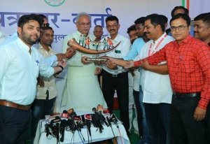 प्रारंभ में प्रेस क्लब भानुप्रतापपुर द्वारा मुख्यमंत्री को मोमेंटो देकर स्वागत किया गया...