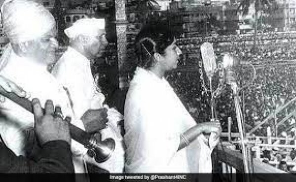 जब 'ऐ मेरे वतन के लोगो' तो नम हो गई थीं जवाहर लाल नेहरू की आंखें