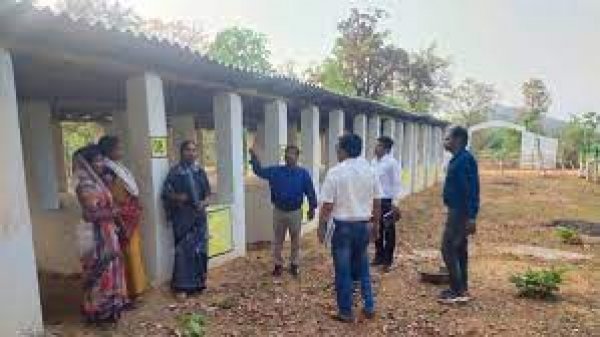 संभागायुक्त ने किया ग्राम उरझे का आकस्मिक निरीक्षण
