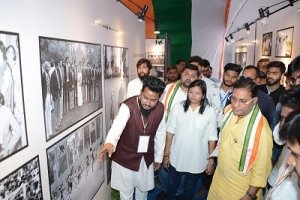 मंत्री गुरु रुद्रकुमार ने फोटो प्रदर्शनी का किया अवलोकन