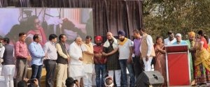 पतंग उत्सव के मंच से नवदृष्टि फाउंडेशन के सदस्यों का सम्मान