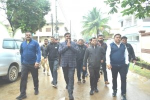  बरसते पानी में शहर की समस्याओं को दूर करने विधायक गजेंद्र यादव ने शासकीय अधिकारियो के साथ किया शहर के विभिन्न क्षेत्रों का दौरा