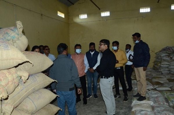 प्रभारी सचिव डॉ. तंबोली ने किया धान खरीदी केंद्र का निरीक्षण