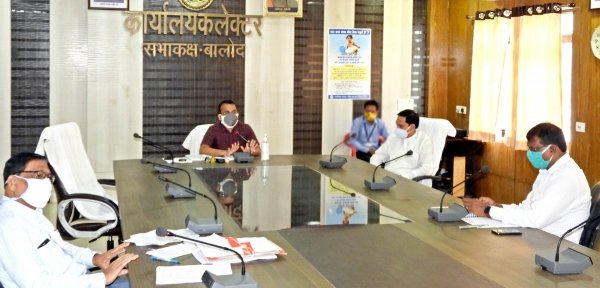 कोविड-19 अस्पताल व आइसोलेशन सेंटर में भर्ती मरीजों का स्वास्थ्य देखने डॉक्टर एक बार अवश्य जाए  - कलेक्टर