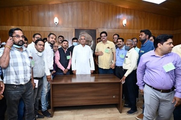 मुख्यमंत्री से राजस्व पटवारी संघ छत्तीसगढ़ के प्रतिनिधि मंडल ने मिलकर पुरानी पेंशन योजना बहाली के लिए आभार व्यक्त किया