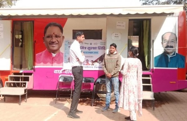 मोबाइल मेडिकल यूनिट के शिविर का कमिश्नर सुमित अग्रवाल ने किया निरीक्षण
