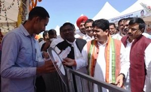 ​​​​​​​डॉ. डहरिया ने प्रदर्शनी के विभागीय स्टॉलों में जाकर किया अवलोकन