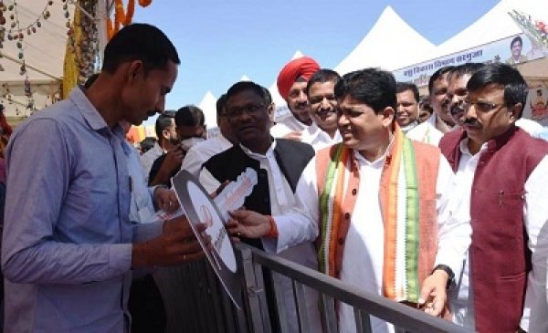 ​​​​​​​डॉ. डहरिया ने प्रदर्शनी के विभागीय स्टॉलों में जाकर किया अवलोकन