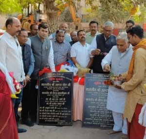 पांच साल तक नजर नहीं आई आम जनता की परेशानी , आचार संहिता को देख शहर विधायक वोरा जनता को दे रहे गड्ढा मुक्त सडको की सौगात