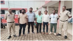 जमीन के हिसाब-किताब को लेकर खूनी हमला: 24 घंटे में 5 आरोपी गिरफ्तार, कार, बाइक और धारदार हथियार जब्त