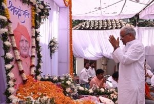 मुख्यमंत्री  भूपेश बघेल स्वर्गीय  बंशीलाल उपाध्याय की श्रद्धांजलि सभा में शामिल हुए
