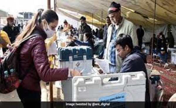 पश्चिमी यूपी में दिन चढ़ने के साथ मतदाताओं में चढ़ा जोश, 11 बजे तक 20% वोटिंग