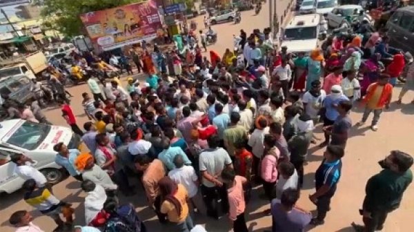 सड़क दुर्घटना : हादसे के बाद फूटा लोगों का गुस्सा, अवंतिबाई चौक पर चक्काजाम, मृतक मणिराम के परिजनों ने मांगी नौकरी और मुआवजा
