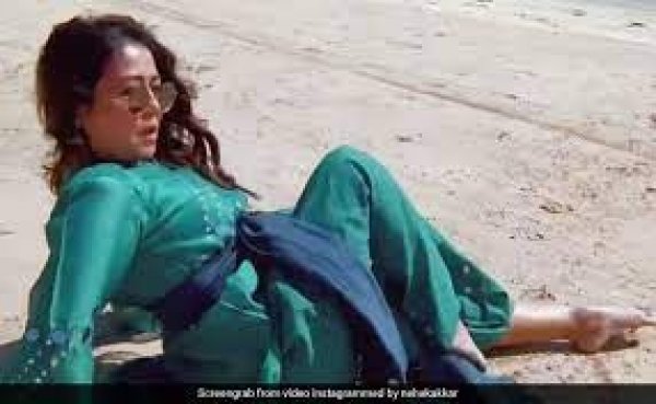 नेहा कक्कड़ के दिल को छुआ पुष्पा राज का अंदाज, रेत पर लेट किया 'ओ अंटावा' पर डांस