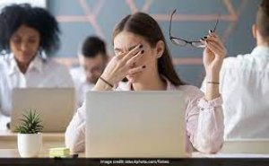आंखों में जलन व दर्द की समस्या से छुटकारा दिलाएंगे ये घरेलू नुस्खे