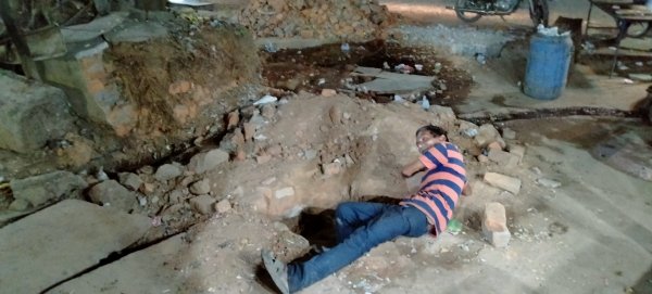 *यात्री प्रतिक्षालय बनाने, गड्ढा खोदकर भूल गई नगर प्रशासन*