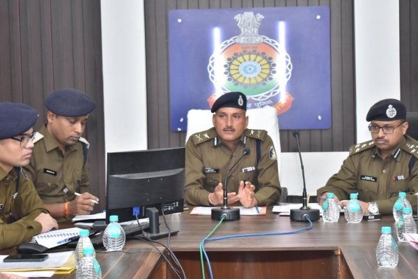 पुलिस महानिरीक्षक बी. एन. मीणा व्दारा जिला दुर्ग के राजपत्रित, थाना / चौकी प्रभारियों की ली गयी बैठक 