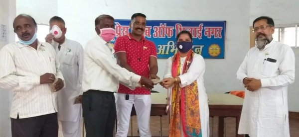 न्यू प्रेस क्लब में अध्यक्ष भावना पाण्डेय ने किया ध्वजारोहण