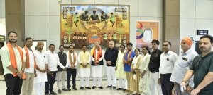 केंद्रीय आवासन एवं शहरी कार्य राज्य मंत्री, विधायक जगदलपुर और विधायक तखतपुर का एयरपोर्ट में किया गया आत्मीय स्वागत