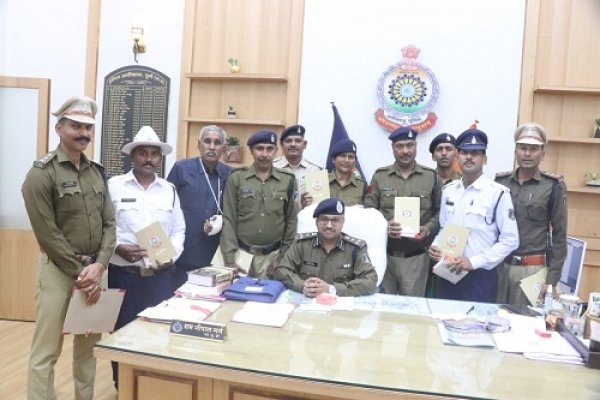 वरिष्ठ पुलिस अधीक्षक दुर्ग की नई पहल:08 कर्मचारियों के जन्मदिवस पर उनसे मुलाकात कर मनाया जन्मदिवस