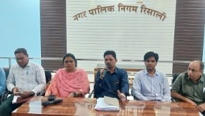 प्रशिक्षण के बाद आयुक्त और जिला मलेरिया अधिकारी ने किया कार्यालय का निरीक्षण