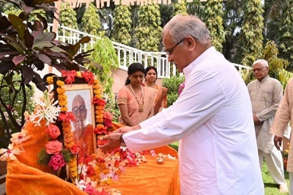 मुख्यमंत्री ने आज रायपुर के कोटा स्थित विवेकानंद विद्यापीठ पहुंचकर स्वामी सत्यरूपानंद जी महाराज को श्रद्धांजलि अर्पित की...
