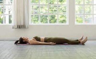 रात को नींद अच्छी आए और तनाव भाग जाए, तो बस 1 मिनट लेट कर कीजिए यह आसन, कई बीमारियों से मिल जाएगा छुटकारा