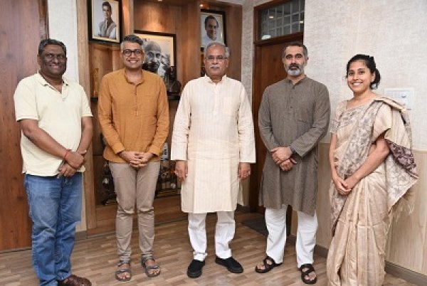 मुख्यमंत्री  से सतत विकास लक्ष्यों के क्षेत्र में कार्य करने वाले प्रवासी भारतीय विशेषज्ञों ने की मुलाकात