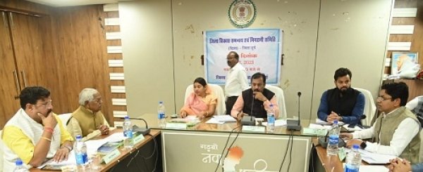 सभी योजनाओं का बेहतर क्रियान्वयन कर हितग्राहियों को लाभान्वित करें-सांसद विजय बघेल