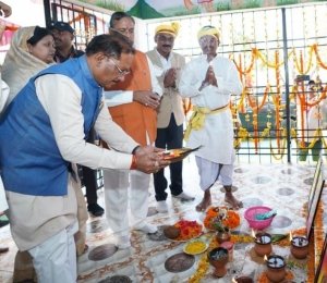 मुख्यमंत्री विष्णुदेव साय ने बड़ादेव की पूजा कर प्रदेशवासियों की सुख-समृद्धि की कामना की