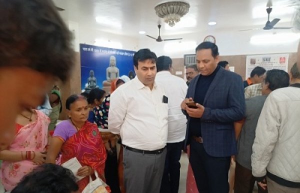 महापौर ने शिविर का अवलोकन कर नागरिको से बातचीत कर उनका हाल-चाल जाना:कहा अगर नही बना है तो अवश्य बनवाये